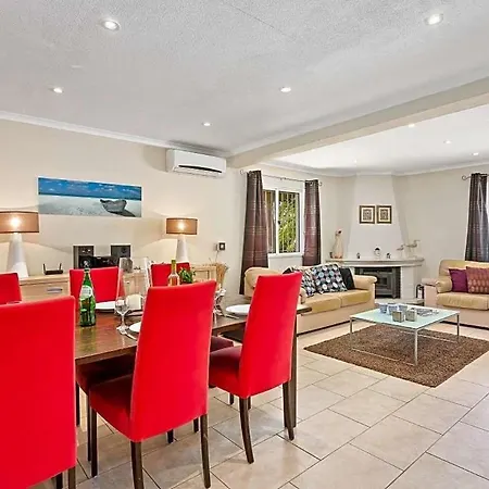Villa Sleeps 6 With Pool And Air Con