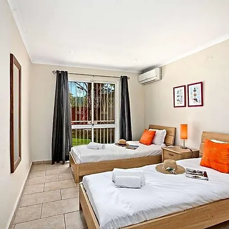 Sleeps 6 With Pool And Air Con