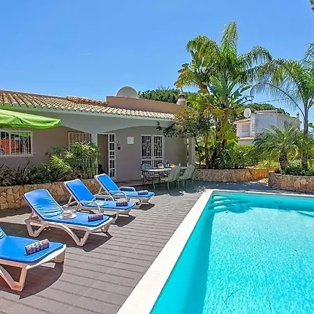Sleeps 6 With Pool And Air Con