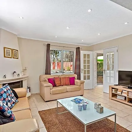 Sleeps 6 With Pool And Air Con *